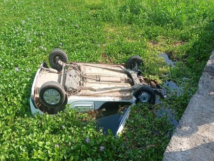 Four wheeler directly in river from Bhimandi bridge in Khed taluka! Life survived as luck would have it | खेड तालुक्यात भिमानदी पुलावरून चारचाकी थेट पात्रात! नशीब बलवत्तर म्हणून वाचला जीव