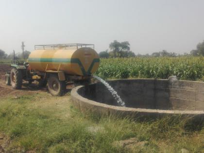 Such a plight of farmers to give a life-threatening pakka to a water-scarcity | एका पाण्यावाचून तहानलेल्या पीकाला जीवदान देण्यासाठी शेतकऱ्यांची अशीही धडपड