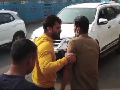 Bhojpuri Actor Khesari Lal Yadav Misbehave Bus Driver After His Suv Accident | मुंबईच्या रस्त्यावर या अभिनेत्याची दादागिरी, बस चालकाला रस्त्यावर ओढत आणलं