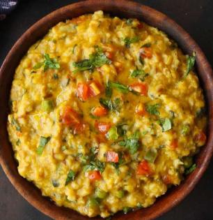 झगमगाटाच्या जगात 'कंफर्ट फूड'चा विजय; न्यू इयरच्या रात्री फूड अँपवर ९,४१० लोकांची 'खिचडी'ला पसंती 