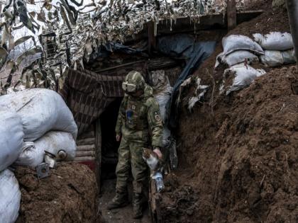 Russia-Ukraine Crisis: जमिनी युद्धासाठी रणगाडे सज्ज; युक्रेनच्या सैनिकांनी ताबडतोब बंकरही खोदले, रस्त्यांवर धावपळ