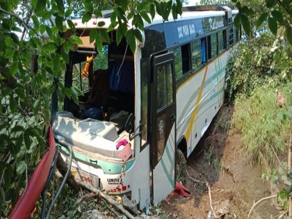 two injured in expressway accident near Bor ghat | बोरघाटात बस दरीत कोसळून अपघात, दैव बलवत्तर म्हणूनच वाचले 45 भाविकांचे प्राण