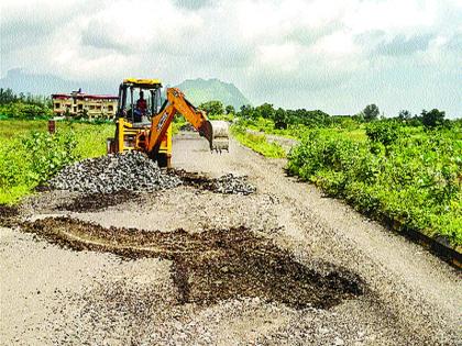 Billionaire Highway in Khaddi, Karjat-Kalyan Road, Till Declaration of Millions in the Name of Fallboard | कोट्यवधींचा राज्यमार्ग खड्ड्यांत, कर्जत-कल्याण मार्गाचे काम निकृष्ट, मलमपट्टीच्या नावे लाखोंच्या निविदा