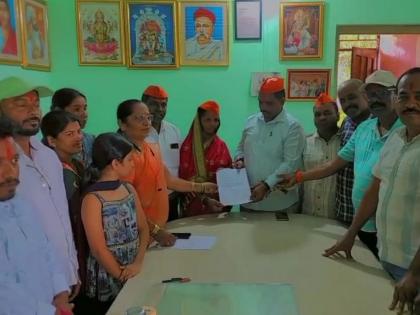 Vekhandwadi Upasarpanch Sakhubai Khot resigns in support of Maratha reservation movement | मराठा आरक्षणाच्या आंदोलनाला पाठिंबा दर्शवत वेखंडवाडी उपसरपंच सखुबाई खोत यांचा राजीनामा Vekhandwadi Upasarpanch Sakhubai Khot resigns in support of Maratha reservation movement | मराठा आरक्षणाच्या आंदोलनाला पाठिंबा दर्शवत वेखंडवाडी उपसरपंच सखुबाई खोत यांचा राजीनामा
