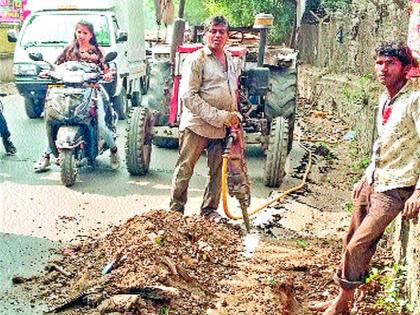 Closet made of fastened road for cables | केबलसाठी खोदलेल्या रस्त्याचे घाईघाईत केले डांबरीकरण