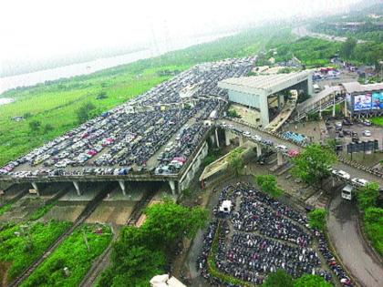 Parking is not available in Kharghar station | खारघर स्थानकात वाहनतळ अपुरे