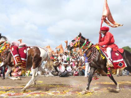 The fires of the three fishes completed by the Ashwani | अश्वांनी पूर्ण केल्या तीन फेºया अन् माऊलींच्या गजरानं दुमदुमला आसमंत