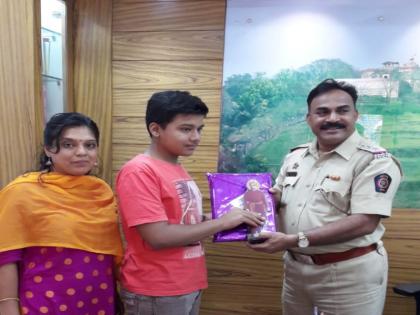 Police intervened and student got 98 percent marks in the 10th examination | पोलिसांनी वेळीच दखल घेतल्याने त्याला १०वीच्या परीक्षेत मिळाले ९८ टक्के मार्क