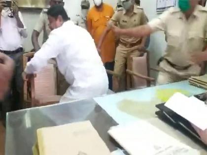 For this reason, the young man threw a chair at the assistant police inspector | या कारणामुळे सोलापुरातील तरूणाने सहायक पोलीस निरीक्षकाला खुर्ची फेकून मारली