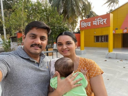 marathi actress kushboo tawde share her family photo with baby | खुशबू तावडेने शेअर केला क्यूट फॅमिली फोटो; पाहा अभिनेत्रीचं त्रिकोणी कुटुंब
