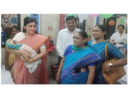 35 girls born in Dufferin hospital Amravati in Navratri festival; MP Navneet Rana felicitated the mothers | नवरात्रोत्सवात डफरीन येथे ३५ मुलींचा जन्म; खासदार नवनीत राणांनी केला मातांचा सत्कार