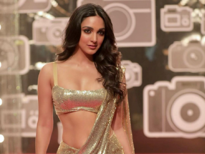 Kiara Advani looks beautiful in Manish Malhotra golden Saree | Hotness Alert! कियारा अडवाणीचा साडीतील बोल्ड लूक पाहून फॅन्स घायाळ, म्हणाले- 'उफ्फ ये अदा...'