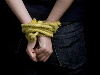 Friends clash over car dispute; young man kidnapped, beaten, stripped naked and filmed | गाडीच्या वादातून मित्रांमध्ये वितुष्ट; तरुणाचे अपहरण, मारहाण आणि निर्वस्त्र करून चित्रीकरण Friends clash over car dispute; young man kidnapped, beaten, stripped naked and filmed | गाडीच्या वादातून मित्रांमध्ये वितुष्ट; तरुणाचे अपहरण, मारहाण आणि निर्वस्त्र करून चित्रीकरण