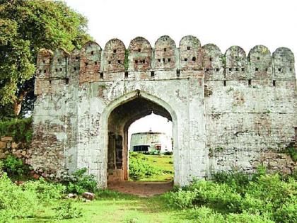 Ancient Sahangad Fort in the maze of negligence; entry of government record, but not mentioned in the archeology department record | अनास्थेच्या चक्रव्यूहात प्राचीन वारसा; सातबारा सरकारच्या नावे, पुरातत्त्व विभागात मात्र नाेंदच नाही