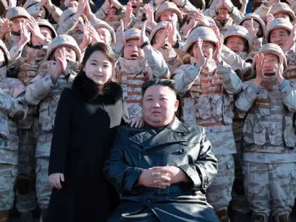Kim Jong Un's 12-year-old daughter is in the news all over the world! Why did Kim Joo go to China with her father? | किम जोंग उनची १२ वर्षांची मुलगी जगभरात चर्चेत! वडिलांसोबत चीनमध्ये का गेली किम जू? Kim Jong Un's 12-year-old daughter is in the news all over the world! Why did Kim Joo go to China with her father? | किम जोंग उनची १२ वर्षांची मुलगी जगभरात चर्चेत! वडिलांसोबत चीनमध्ये का गेली किम जू?