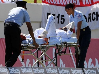 He fell into the ground and went from the stretcher to the hospital | तो मैदानात पडला आणि स्ट्रेचरवरून हॉस्पिटलमध्ये गेला