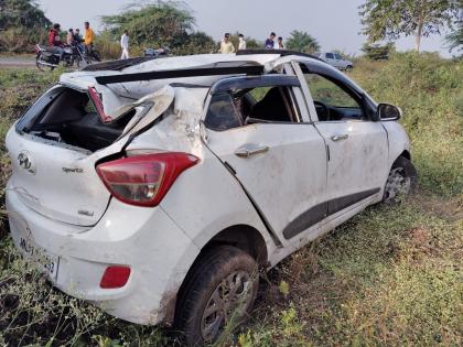 Maharashtra Assembly Election 2024 vehicle carrying staff on polling duty skidded down the road in jalgaon | मतदान ड्युटीवर कर्मचाऱ्यांना घेऊन जाणारे वाहन घसरले, ४ महिला जखमी