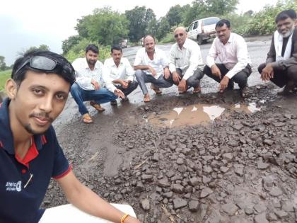 Thirty-five-year-old guard was photographed by Kangwa potholes | किनगावातील खड्ड्यांचे फोटो केले पालकमंत्र्यांना टिष्ट्वट