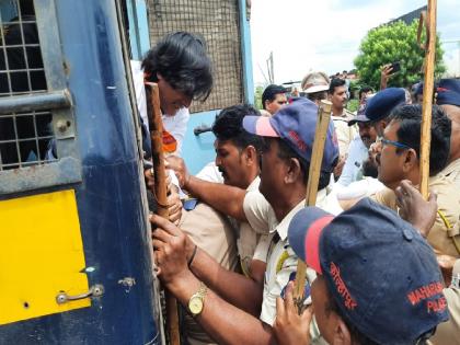 MNS office bearers protesting against toll collection at Kini toll booth were detained by the police | कोल्हापूर: किणी टोल नाक्यावर मनसे आंदोलनकर्त्यांना पोलिसांनी घेतलं ताब्यात, वातावरण तणावपूर्ण