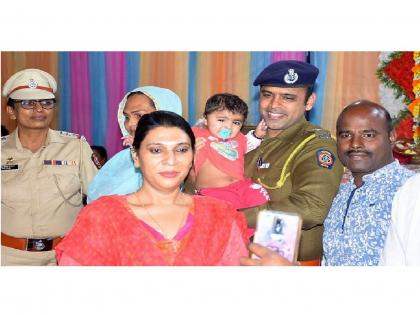 couple abandoned their nine-month-old baby at Transgender Sammelan Amravati; DCP took full responsibility for her education | डीसीपी देणार ‘परी’च्या पंखाना बळ; क्षणात स्विकारले 'त्या' कन्येचे शैक्षणिक पालकत्व