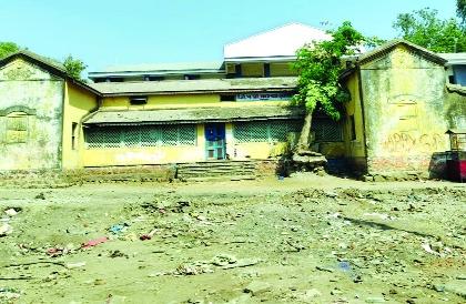 Ghat to demolish the third building of ZP School | जि.प.शाळेची तिसरी इमारतही पाडण्याचा घाट