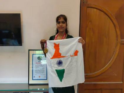 Kiran Singh from Varanasi has entered the world record as she sewed the map of India in just 19 minutes | अभिमानास्पद! १९ मिनिटांत सुई-धाग्याने बनवला भारताचा नकाशा, वर्ल्ड रेकॉर्डमध्ये विक्रमाची नोंद