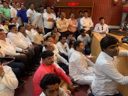 former bjp mp kirit somaiya sits near stage due to shortage of space | भाजपाच्या व्यासपीठावर किरीट सोमय्यांना जागा नाही; खाली बसून पाहिला कार्यक्रम