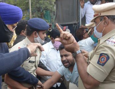 Arrest of protesters in support of farmers | शेतकऱ्यांच्या समर्थनार्थ मोर्चा काढणाऱ्यांना अटक