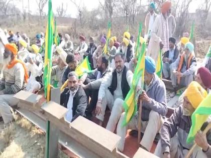 chandigarh city kisan andolan live updates rail track blocked in bathinda and patiala internet suspended in punjab 3 districts 11 bsf jawan fallen sick msp delhi tractor march | Farmers' Protest : शेतकरी बसले रेल्वे रुळावर, टिकरी सीमेवर 11 जवानांची प्रकृती खालावली, पंजाबच्या 3 जिल्ह्यात इंटरनेटवर बंदी 