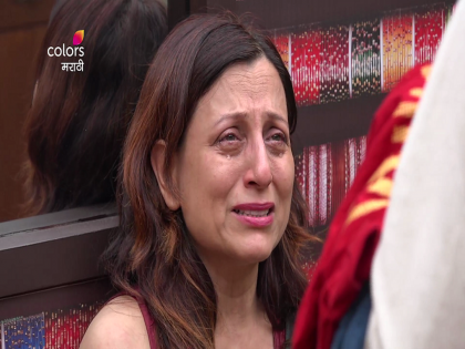 Kishori Shahane cried a lot in bigg boss marathi 2 | बिग बॉस मराठी २ च्या घरात या कारणामुळे किशोरी शहाणे यांना रडू कोसळले