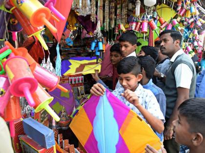 On the occassion of makar sankranti kite is ready to take flight | पतंग हवेत भरारी घेण्यास सज्ज; संक्रांतीची चाहूल लागताच बाजारपेठा सजल्या