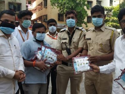 coronavirus: Also take care of their health, allocate corona safety kit to police and journalists in thane | coronavirus: पोलीस अन् पत्रकारांना 'कोरोना सुरक्षा किट'च वाटप, अत्यावश्यक सेवा देणाऱ्यांची काळजी