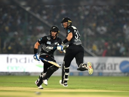 IND vs NZ, 1st T20I Live : Mark Chapman becomes the first cricketer to hit two fifties for two different nations, New Zealand have posted a total of 164/6 in 20 overs. | IND vs NZ, 1st T20I Live : पहिले अर्धशतक हाँगकाँगकडून अन् दुसरे न्यूझीलंडकडून; मार्क चॅपमॅनचा वर्ल्ड रेकॉर्ड, टीम इंडियाच्या गोलंदाजांचे झाले हाल
