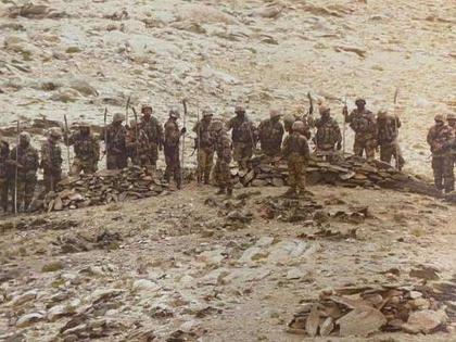 Chinese soldiers came with swords and spears in ladakh; indian soldiers fired in air | गलवान सारखा धोका; तलवारी, भाल्यासारखी हत्यारे घेऊन चिनी सैनिकांचा जवानांना घेरण्याचा प्रयत्न