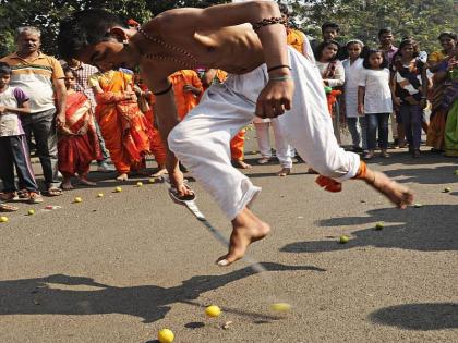 Unique activities of the Republic Day; 4001 lemon sliced with barber | प्रजासत्ताक दिनी अनोखा उपक्रम; दांडपट्टयाने कापले 4001 लिंबू