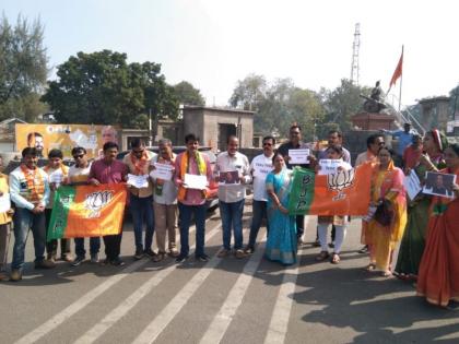 BJP condemns Congress for insulting freedom hero Savarkar; Agitation at Powai Naka | स्वातंत्र्यवीर सावरकरांचा अपमान केल्याबद्दल भाजपाकडून काॅंग्रेसचा निषेध; पोवई नाक्यावर आंदोलन