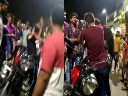 Shocking! autorickshaw driver molesting girl at midnight; mob beat up two of her friends, including her | धक्कादायक! रिक्षाचालकाकडून मध्यरात्री छेडछाड; तरुणीसह तिच्या दोन मित्रांना जमावाची मारहाण