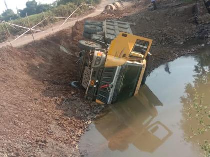 Driver dies after uncontrolled tipper falls into drain, incident on Khamgaon-Jalamb road | अनियंत्रित टिप्पर नाल्यात उलटल्याने चालकाचा मृत्यू, खामगाव-जलंब रोडवरील घटना