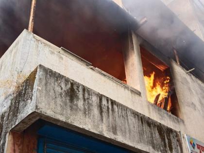 Severe fire at a surgical shop in Ghankarlane, Nashak; Three fire engines arrived at the scene | नाशाकत घनकरलेनमधील सर्जिकल दुकानाला भीषण आग; अग्नीशमन दलाचे तीन बंब घटनास्थळी दाखल