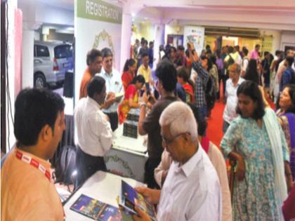 Books sold out in four hours at Lokmat Sahitya Award ceremony in thane | लोकमत साहित्य पुरस्कार सोहळ्यात चार तासांत संपली पुस्तके