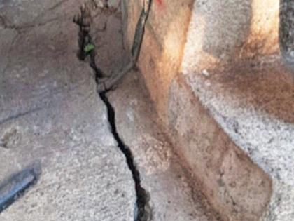 Cracks on MHADA buildings in Pratiksha Nagar | प्रतीक्षा नगरात म्हाडा इमारतींना तडे; जमिनीला भेगा, हजारो रहिवाशांचा जीव मुठीत