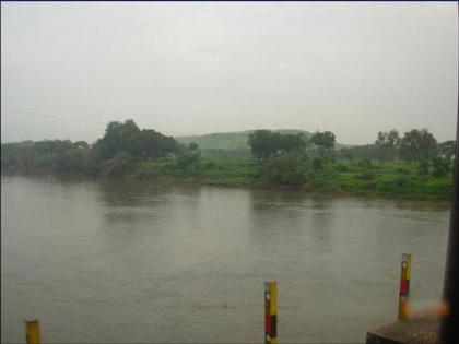 Danger level crossed by Ulhas river in Ambernath; Alert from the administration | अंबरनाथमधील उल्हास नदीने ओलांडली धोक्याची पातळी; प्रशासनाकडून सतर्कतेचा इशारा