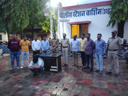 Three sharp daggers along with native cutlass seized Crime against four, Washim city police action | देशी कट्ट्यासह तीन धारदार खंजीर जप्त; चाैघांवर गुन्हा, वाशिम शहर पोलिसांची कारवाई