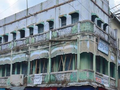 Three shops sealed in the old high risk rajendra lodge building in Amravati, fifth dead identified | अमरावतीतील ‘त्या’ अतिशिकस्त इमारतीतील तीन दुकाने सील; पाचव्या मृताची ओळख पटली