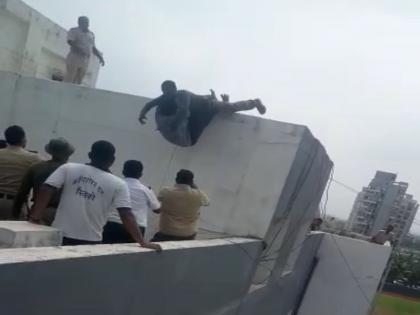 Suicide attempt on Kalamboli police headquarters building | Video: पोलीस मुख्यालयाच्या इमारतीवरून आत्महत्येचा प्रयत्न; कळंबोली येथील प्रकार