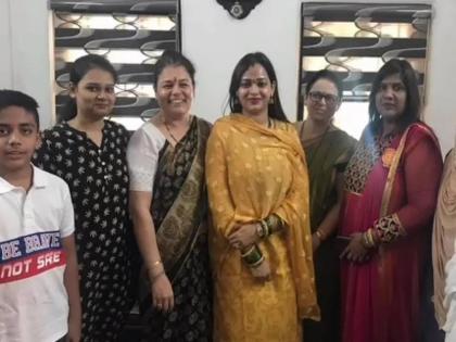 Kalyan Loksabha ELection- A woman activist of the Uddhav Thackeray group Meet Shrikant Shinde's wife in Kalyan?; Photo Viral | कल्याणातील ठाकरे गटाच्या महिला कार्यकर्त्या मिसेस शिंदेंच्या भेटीला?; चर्चांना उधाण 