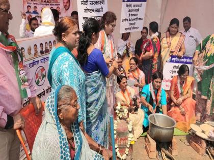 Mahila Congress protest against gas price hike; The protest was shown by lighting stoves on the street | गॅस दरवाढीविरोधात महिला काँग्रेसचे आंदोलन; रस्त्यावर चुली पेटवून केला निषेध