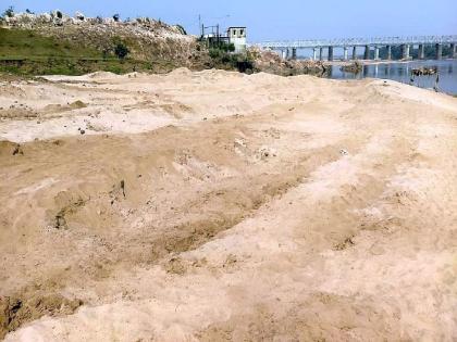 Madgi and Sukdi Sand Ghats occupied by Sand Smugglers, Wainganga riverbed dug | माडगी व सुकडी रेतीघाटावर रेती तस्करांनी केला कब्जा, वैनगंगा नदीचे पात्र पोखरले