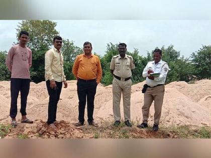 140 brass sand seized from Tamaswadi; panicked among Sand smugglers | तामसवाडीतून १४० ब्रास रेती जप्त; रेती तस्करांचे धाबे दणाणले