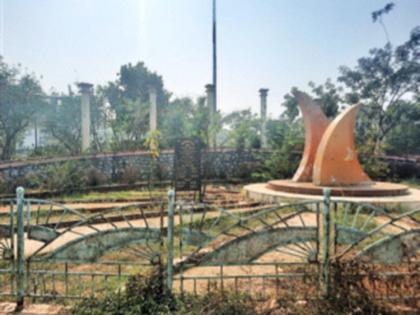 Trees in Arunodaya Chowk, Panvel, without water | पनवेलच्या अरुणोदय चौकातील झाडे होरपळली पाण्याविना